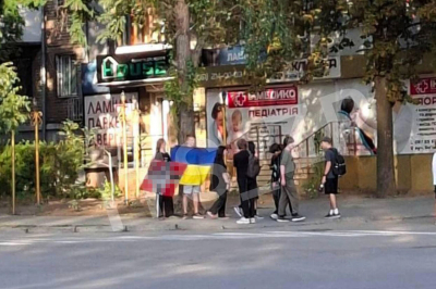 Под крыльями рейхсадлера. В Запорожье дети развернули нацистский флаг