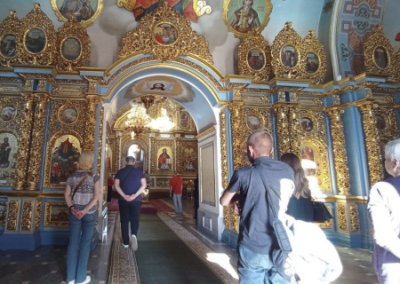Представители ПЦУ провели богослужение в Киево-Печерской Лавре с завезённой массовкой