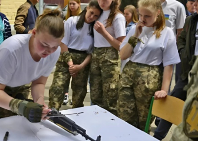 Военное обучение на Украине станет тотальным с 14 лет. Девушкам, отказавшимся проходить курс, грозит отчисление из ВУЗа