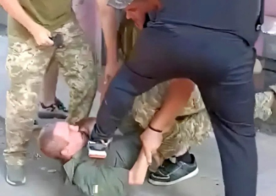 В Днепропетровске сотрудники ТЦК избили бывшего военного, который пытался спасти от мобилизации курьера