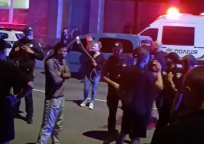 Ночью в Виннице сотрудники ТЦК и полиция согнали местных мужчин на стадион «Локомотив». Родственники попытались их отбить