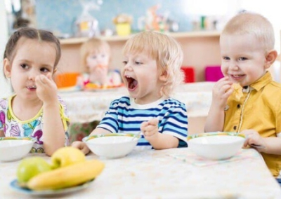 В Киеве отменили льготы на питание для детей из многодетных семей