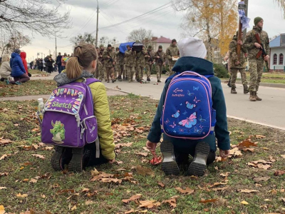 В Сети разразился скандал из-за двух мужчин, не почтивших «героев»