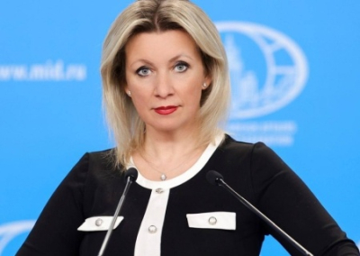 Захарова увидела в Зеленском главаря террористической группировки и обвинила в саботаже мира