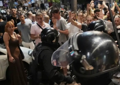 Новая волна протестов охватила Сербию. В результате столкновений ранены силовики