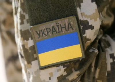 В Полтаве мужчин, пойманных Военной службой правопорядка, держат в клетках, приковав наручниками