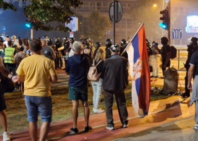 «Мы никогда не сдадим Сербию фашистам». В Нови-Саде вновь прошли агрессивные акции протеста – есть пострадавшие