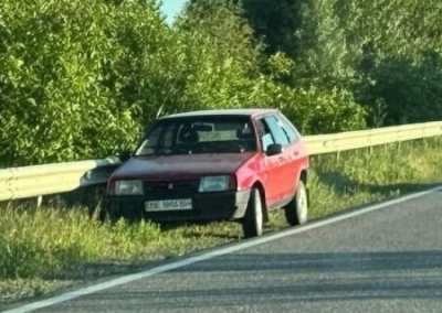 Украинцы бегут из страны, бросая свои автомобили на границе