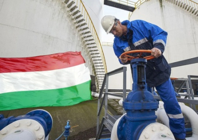 Венгрия не намерена отказываться от российской нефти