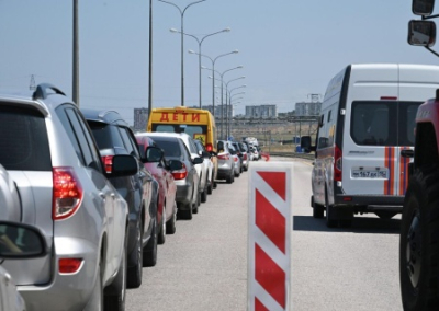 Бархатный сезон в Крыму. Туристов зовут в обход, но большинство предпочитает через мост