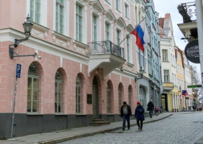 В Эстонии возмутились хламом с антироссийской пропагандой под посольством России