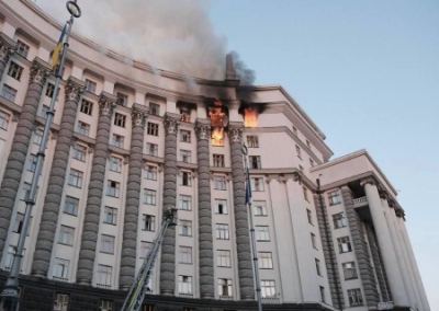 В Киеве горит здание Кабмина после массированной атаки БПЛА