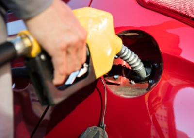 Российские АЗС стали ограничивать объемы отпуска бензина. Сезонные проблемы усугубились атаками украинских беспилотников