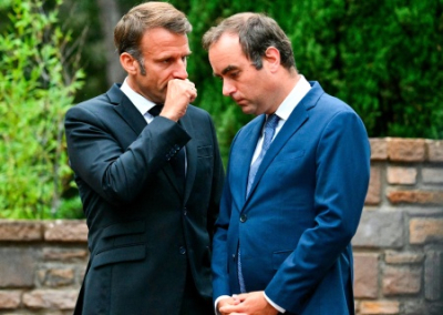 «Макрон должен уйти». Свыше сотни депутатов призвали президента Франции покинуть свой пост