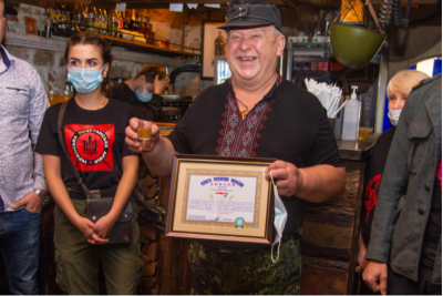 Швейцар из Львова попал в Книгу рекордов за вклад в государственность  криками «Слава Украине» более миллиона раз