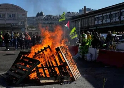 Миллион французов вышли на протесты по всей Франции против режима Макрона