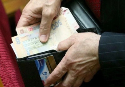 На Украине чиновники купаются в роскоши, народ  — в долгах