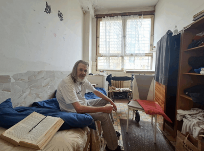 «Среди клопов и тараканов». В Чехии многие пенсионеры живут в катастрофических условиях