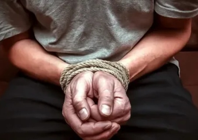 СБУ пытала мужчину, транслировав видео с избиениями его дочери