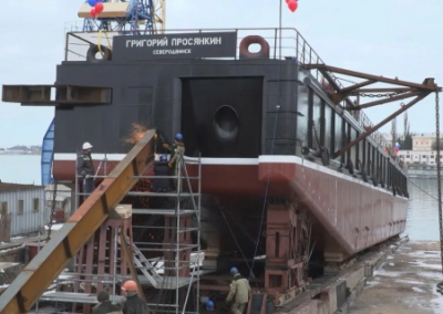 В Севастополе перевернулся плавучий кран. Два человека погибли