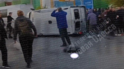 В Одессе огромная толпа гражданских вступила в схватку с ТЦК, перевернув микроавтобус