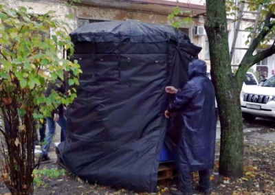 В Донецке начали утеплять бочки для воды вместо принятия системных решений для возобновления водоснабжения