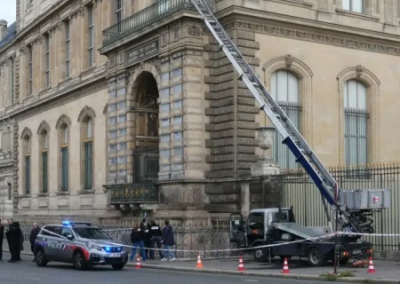 Дерзкое ограбление Лувра  — за 4 минуты похищены 9 предметов из коллекции драгоценностей Наполеона и Жозефины