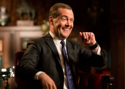 Наши лошади и то лучше справились бы: Медведев высмеял Макрона