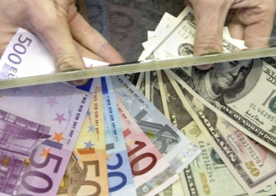 «Заявка на продолжение банкета». На Украине возник ажиотаж на валютном рынке