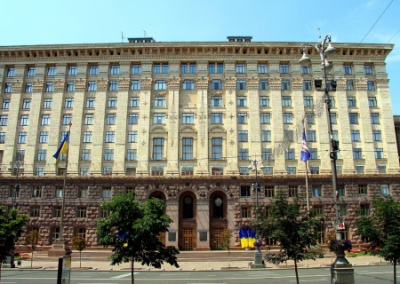 На Крещатике под зданием КГГА подожгли шины