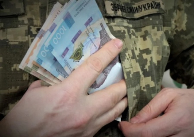 Обещание Зеленского повысить зарплаты военным невыполнимо из-за отсутствия на это средств