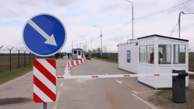 На Закарпатье мобилизованный адвокат на джипе протаранил шлагбаумы на границе и скрылся в ЕС