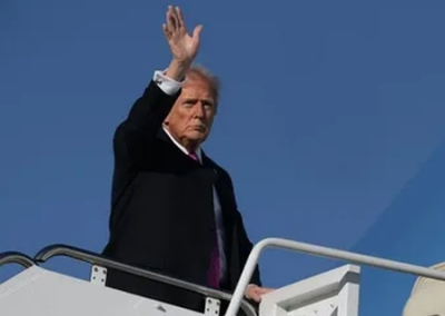 Угроза или паранойя? Трамп поднимался на борт самолета по короткому трапу