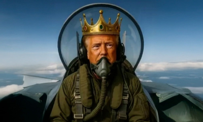 Трамп, пилотируя истребитель, «облил фекалиями» протестующих против него американцев