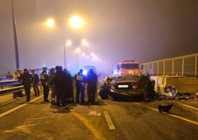 На Крымском мосту «Мерседес» врезался в отбойник. Есть жертвы