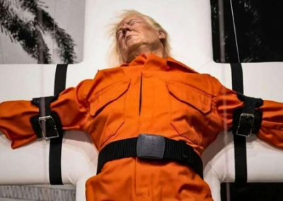 «Святой или грешник»: в Швейцарии «распяли» Трампа в тюремной робе