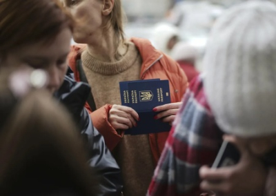 Латвия лишает украинских беженцев ряда льгот, приоритет — оборона