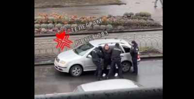 В Ровно полиция посреди дороги скопом «повязала» уклониста, надев на него наручники