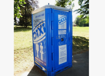 «Некому убирать на улицах». В Праге озаботились проблемой возвращения уличных туалетов