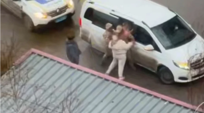 В Полтаве женщины вступили в схватку с представителями ТЦК, толкнув военного под автомобиль