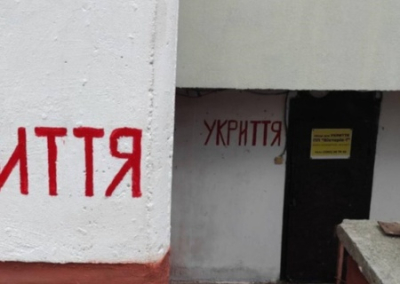 «Свой подвал к телу ближе». В Киеве женщину с ребенком во время обстрела жильцы не пустили в домовое укрытие