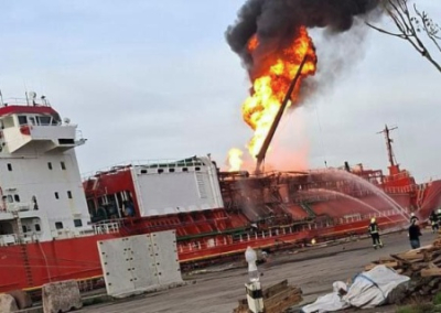 В Румынии эвакуировали село из-за горящего судна с СПГ в Измаиле Одесской области