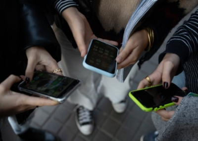 «Норма принесет больше вреда, чем пользы». Россиянам, выезжавшим за границу, начали блокировать мобильный интернет и СМС