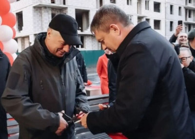 Глава ЛНР вручил ключи жильцам нового ЖК «Авиатор» в Луганске