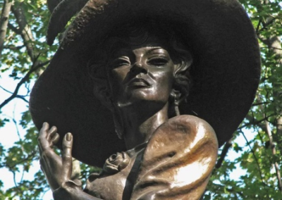 Декоммунизация дошла до Гурченко: в Харькове требуют демонтировать памятник и мурал в её честь