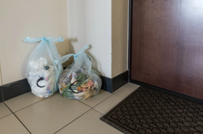 «Дорогой сосед, не будь свиньёй!». Поляки скандалят с соседями из-за вонючей обуви, мусора и свинских прелюбодеяний