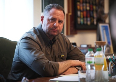 «Никуда не делся и продолжает руководить»: Ермак не служит в ВСУ и ежедневно общается с Зеленским