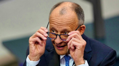 На фоне рекордного падения рейтинга. Мерц подписывает тысячи исков за оскорбления в Интернете