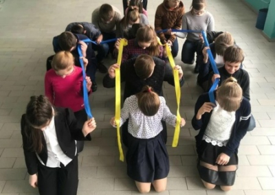 «Рты позакрывали»: украинских школьников поставили на колени в рамках минуты молчания