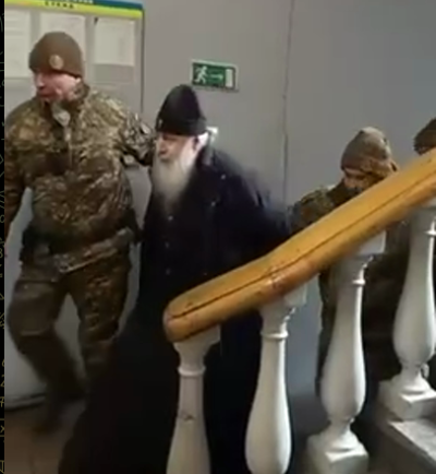 Политолог посоветовал Мерцу вспомнить о человечности, когда «шавки» Зеленского заковывают в наручники православных священников